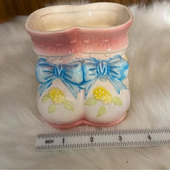 🛍️3/$30‎ Vintage pink & white  ceramic baby booties planter - Picture 9 of 10